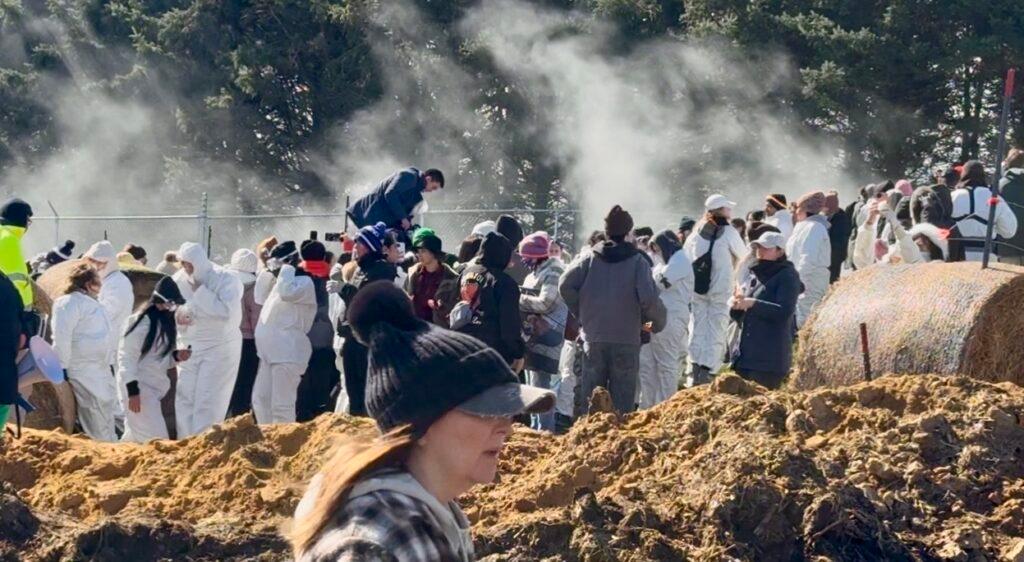 Police clash with animal rights activists during attempted beagle rescue